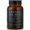 Kiki Health Irish Sea Moss; ruskea pullo mattapinnalla, sylinterinmuotoinen, musta kierrekorkki; etiketti on tumma vihreällä ja valkoisella groteskitekstillä, jossa lukee Organic Sea Moss by Kiki Health, sisältää 90 kapselia luonnonvaraista irlantilaista merilevää (Chondrus crispus), 500 mg kapselia kohden, raakaa, ilmakuivattua ja ilman täyteaineita; ei toimintaa tai ihmisiä näkyvissä; neutraali tausta, lähikuva tuotteesta.