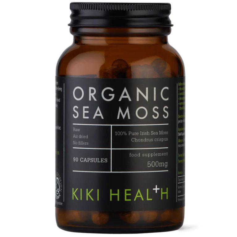 Kiki Health Irish Sea Moss; ruskea pullo mattapinnalla, sylinterinmuotoinen, musta kierrekorkki; etiketti on tumma vihreällä ja valkoisella groteskitekstillä, jossa lukee Organic Sea Moss by Kiki Health, sisältää 90 kapselia luonnonvaraista irlantilaista merilevää (Chondrus crispus), 500 mg kapselia kohden, raakaa, ilmakuivattua ja ilman täyteaineita; ei toimintaa tai ihmisiä näkyvissä; neutraali tausta, lähikuva tuotteesta.