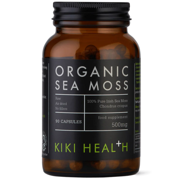 Kiki Health Irish Sea Moss; ruskea pullo mattapinnalla, sylinterinmuotoinen, musta kierrekorkki; etiketti on tumma vihreällä ja valkoisella groteskitekstillä, jossa lukee Organic Sea Moss by Kiki Health, sisältää 90 kapselia luonnonvaraista irlantilaista merilevää (Chondrus crispus), 500 mg kapselia kohden, raakaa, ilmakuivattua ja ilman täyteaineita; ei toimintaa tai ihmisiä näkyvissä; neutraali tausta, lähikuva tuotteesta.