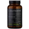Kiki Health L-Glutamiini; ruskea purkki mustalla kierrekorkilla, sylinterin muotoinen mattapinnalla, pääetiketissä lihavoitua valkoista groteskitekstiä; luettavassa etiketissä lukee: L-Glutamine, Plant-Based, Fermented, Powder, 100% Pure, Vegan Supplement, Unflavoured, 150g, KIKI Health; tuote keskitettynä valkoiselle taustalle, ei ihmisiä tai toimintaa kuvassa.