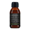 Kiki Health Luomu Mustakuminaöljy; 125 ml:n pullo KIKI Health Organic Black Seed Oil -öljyä mustalla korkilla ja mustalla etiketillä, tiedot kertovat öljyn olevan neitsyt-, kylmäpuristettu, jalostamaton ja ravitseva elintarvikelisä; pullo on sylinterinmuotoinen mattapinnalla; etiketissä valkoista ja vihreää groteskitypografiaa mustaa taustaa vasten; ei ihmisiä tai käsiä näkyvissä; tuote esillä yksinään yksivärista taustaa vasten edestä kuvattuna.