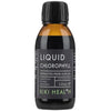 Kiki Health Nestemäinen Klorofylli; 125 ml:n pullo Kiki Health Liquid Chlorophyll -tuotetta, uutettu sinimailasesta, tumma lasipullo mattamustalla kierrekorkilla; suorakaiteen muotoisessa vihreässä ja valkoisessa etiketissä tikkukirjasintekstiä tuote- ja ainesosatiedoista, mainittu hyvinvointikäyttö; pullo pystyssä tasaisella valkoisella taustalla studiokuvassa; ei ihmisiä tai käsiä näkyvissä.