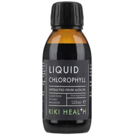 Kiki Health Nestemäinen Klorofylli; 125 ml:n pullo Kiki Health Liquid Chlorophyll -tuotetta, uutettu sinimailasesta, tumma lasipullo mattamustalla kierrekorkilla; suorakaiteen muotoisessa vihreässä ja valkoisessa etiketissä tikkukirjasintekstiä tuote- ja ainesosatiedoista, mainittu hyvinvointikäyttö; pullo pystyssä tasaisella valkoisella taustalla studiokuvassa; ei ihmisiä tai käsiä näkyvissä.