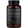 Kiki Health Zeoliittijauhe; ruskea pullo tekstillä ”Zeolite Powder”, sisältää superhienoa klinoptiloliittia — luonnollista tulivuoriperäistä mineraalijauhetta — hajusteetonta, 120 g, valmistaja Kiki Health+; astia lieriömäinen mattamustalla kierrekorkilla; etiketti valkoinen mustalla tikkukirjasimella, osa tekstistä vihreällä tehostevärillä; tuote kuvattu edestä tasaisella valkoisella taustalla; ei ihmisiä tai käsiä näkyvissä.