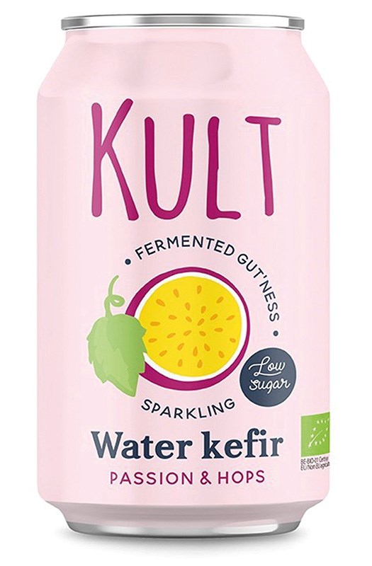 Kult Luomu Vesikefiirijuoma Passion & Humala, vaaleanpunainen tölkki passiohedelmä- ja humala-aromilla, kuvituksena passiohedelmä ja humalankäpy, merkitty fermentoiduksi hyvyydeksi, kuohuvaksi, vähäsokeriseksi sekä luomusertifioiduksi; alumiinitölkki mattapinnalla, kapea sylinterin muoto; groteski lohkokirjoitus valkoisin ja mustin sävyin; ei ihmisiä eikä käsiä näkyvissä, tausta neutraali, kuva suoraan edestä.