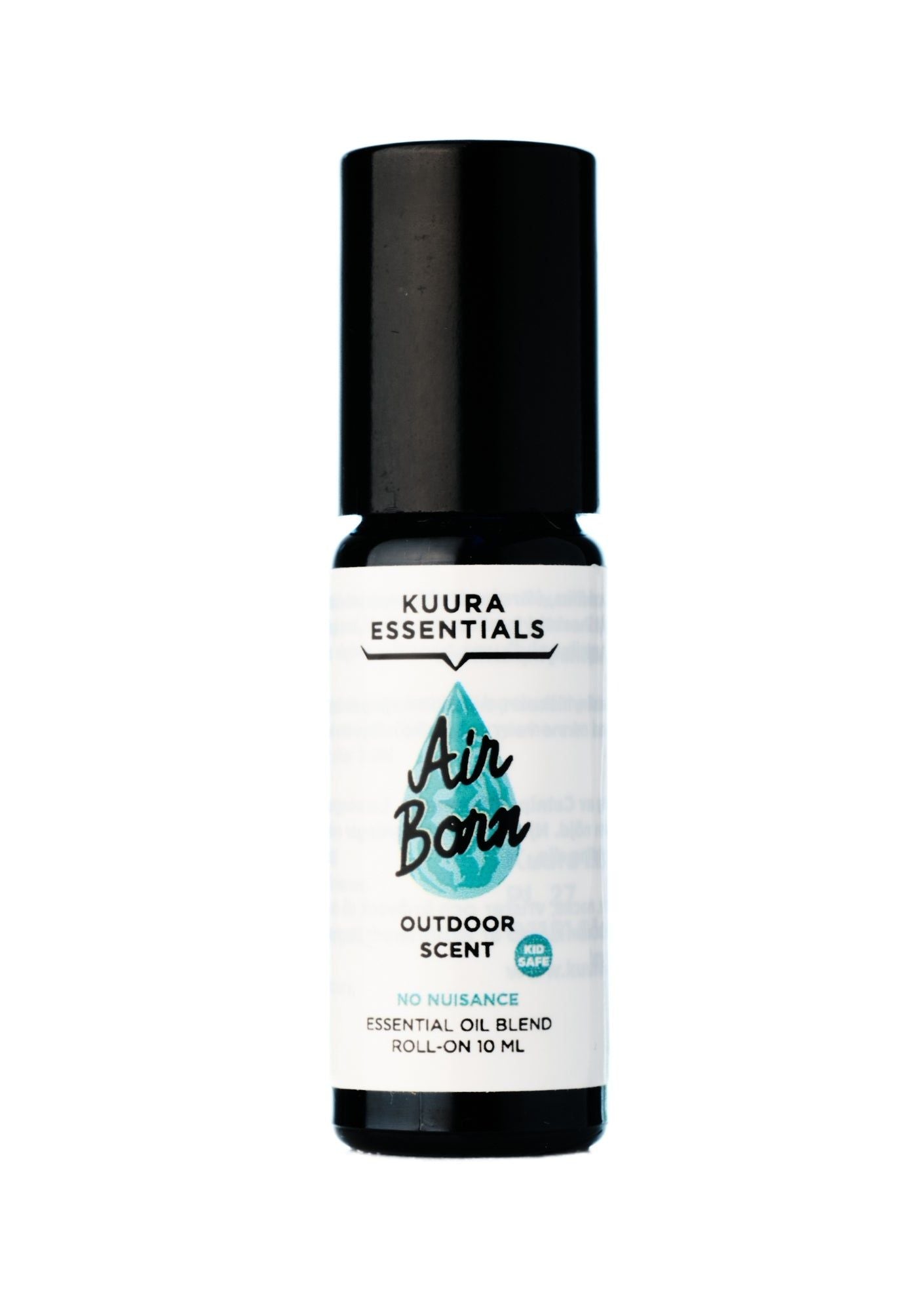 Kuura Essentials Air Born; musta roll-on-pullo tekstillä "Kuura Essentials Air Born Outdoor Scent", virkistävä eteerinen öljyseos, 10 ml; pullo sylinterinmuotoinen mattapinnalla; valkoisessa etiketissä sinivihreä ja musta groteskiteksti sekä tyylitelty vuorikuvitus; tuote kuvattu pelkistetyllä vaalealla taustalla, ei ihmisiä kuvassa.