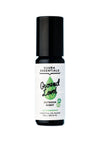 Kuura Essentials Ground Level; musta roll-on-pullo tekstillä "KUURA ESSENTIALS Ground Level Outdoor Scent Essential Oil Blend Roll-On 10 mL", vihreitä vuorikuvituksia ja maanläheisiä sävyjä, lisäksi pientä lisätekstiä alla; etiketissä groteskikirjasin isoin kirjaimin brändinimelle ja tuotenimelle; pullo mattapinnalla sylinterinmuotoisena pyöreällä mustalla korkilla; pelkistetty tausta, ei ihmisiä kuvassa.