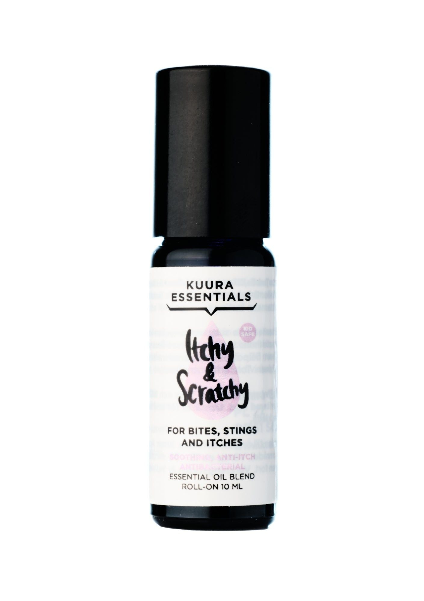 Kuura Essentials Itchy & Scratchy Ihonhoitoöljy; 10 ml roll-on-pullo tekstillä "Kuura Essentials Itchy & Scratchy" purentoihin, pistoihin ja kutinaan, rauhoittava eteerinen öljyseos; sylinterinmuotoinen pullo kiiltäväpintaisella mustalla korkilla ja valkoisella suorakulmaisella etiketillä mustin ja violetein groteskitekstein; tuote kuvattu pystyssä neutraalilla taustalla, ei ihmisiä tai käsiä kuvassa.