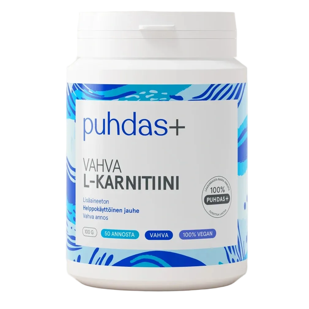 puhdas+ Vahva L-Karnitiini -jauhe; valkoinen ja sininen lieriömäinen muovipurkki mattapinnalla; etiketissä suomenkielistä tekstiä, vegaani- ja lisäaineettomuusmerkinnät sekä koristeellinen abstrakti kuvio; lihavoitua groteskitekstiä; tuote kuvattu vaalealla taustalla suoraan edestä, ei ihmisiä tai käsiä.