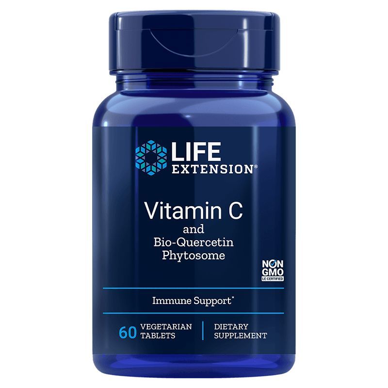 Life Extension Vitamin C and Bio-Quercetin Phytosome; sininen muovipullo Life Extension Vitamin C and Bio-Quercetin Phytosome -ravintolisää mattapintaisena, sylinterinmuotoinen tasaisella korkilla; etuetiketissä tuotenimi, 60 kasviskapselia, muuntogeenittömyys, vastustuskyvyn tuki ja ravintolisämerkintä lihavoidulla sinisellä ja valkoisella typografialla; ei ihmisiä tai käsiä kuvassa, neutraali tausta, tavanomainen tuotekuva; yhdistelmä C-vitamiinia ja hyvin imeytyvää kversetiiniä antioksidanttitueksi.