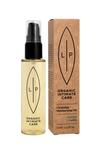 LIP Puhdistus- & Kosteutusöljy Kookos + Vanilja; pullo ja laatikko LP Organic Intimate Care -puhdistus- ja kosteutusöljyä, tuoksultaan kookos ja vanilja, 75 ml; kirkas muovipullo, jossa musta pumppuannostelija ja yksinkertainen etiketti; suorakulmainen ruskea pahvilaatikko on mattapintainen, mustaa groteskitekstiä ja merkki; molemmat pystyssä vaaleaa taustaa vasten, valaistus tasainen studiokuva.