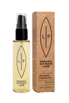 LIP Sheivausöljy Tuoksuton + Bisabolol; kirkas pumppupullo LP Organic Intimate Care -tuotesarjaa seisoo ruskean suorakulmaisen laatikon vieressä, samalla logolla ja tekstillä "Shaving Oil, Fragrance Free", sisältää bisabololia, 75 ml / 2,54 fl. oz.; pullossa on yksinkertainen valkoinen etiketti ja kiiltävä pinta; molemmat esineet ovat pystyssä vaalealla, tasaisella alustalla; kuvassa ei näy ihmisiä tai käsiä.