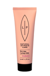 LIP Wet Lips Hoitava Prebioottinen Liukuvoide; vaaleanpunainen muovituubi mattapinnalla, mustaa groteskitekstiä ja minimalistinen merkki etupuolella; tuubissa lukee "Natural Intimate Care Wet Lips Caring Glide Prebiotics, 50 ml / 1,7 fl. oz."; tausta yksivärinen ja siisti; kuvassa ei näy ihmisiä tai käsiä.