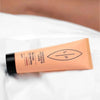 LIP Wet Lips Hoitava Prebioottinen Liukuvoide; persikanvärinen tuubi, jossa lukee "LP Organic Intimate Care", lepää valkoisella kangaspinnalla; tuubi on mattapintainen, sylinterinmuotoinen ja hieman kapeneva, toisessa päässä musta muovikorkki; etiketissä on mustaa groteskitekstiä ja yksinkertainen lehtikuvio; kuvassa ei ihmisiä tai käsiä, lähikuva tuotteesta.