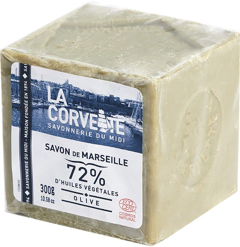 La Corvette Marseille Palasaippua Olive; kuutionmuotoinen La Corvette Savon de Marseille -oliivisaippua, valmistettu 72 % kasviöljyistä, paino 300 g, vaaleanvihreä väri ja leimattu tunnus sivussa; saippuan pinta mattapintainen, muoto suorakaiteen muotoinen lähes kuutiomainen; ainoa näkyvä teksti ranskaksi sisältää brändinimen, tuotetyypin, prosenttiosuuden ja painon; tausta tasainen valkoinen, ei muita esineitä; tavanomainen studiotuotekuva, ei ihmisiä tai käsiä.
