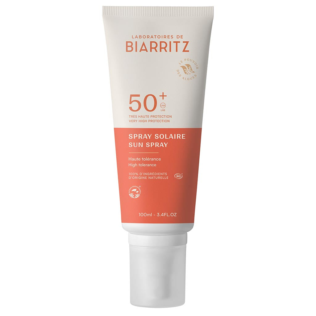 Laboratoires de Biarritz Sun Spray Aurinkosuojasuihke SPF50+; tuubi Laboratoires de Biarritz SPF 50+ -aurinkosuihketta, 100 ml, valkoisin ja oranssein sävyin, merkitty hyvin siedetyksi ja tarjoaa erittäin korkean UV-suojan; tuubi sylinterin muotoinen mattapinnalla ja valkoisella korkilla, seisoo pystyssä; etikettiteksti groteskikirjasimella; tausta tasainen ilman muita esineitä tai ihmisiä; puhtaasti tuotekeskeinen studiokuva.