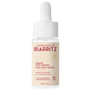Laboratoires de Biarritz Anti Dark Spot Serum: valkoinen tiputinkorkillinen pullo mattapinnalla, sylinterimäinen muoto pyöristetyin hartioin; etiketissä musta-ruskea moderni groteskiteksti tuotenimelle sekä maininnat pigmenttimuutoksia estävästä ja uusiutumista ehkäisevästä vaikutuksesta ja 100 % luonnollisen alkuperän ainesosista; tausta on yksivärinen ilman rekvisiittaa tai ihmisiä.