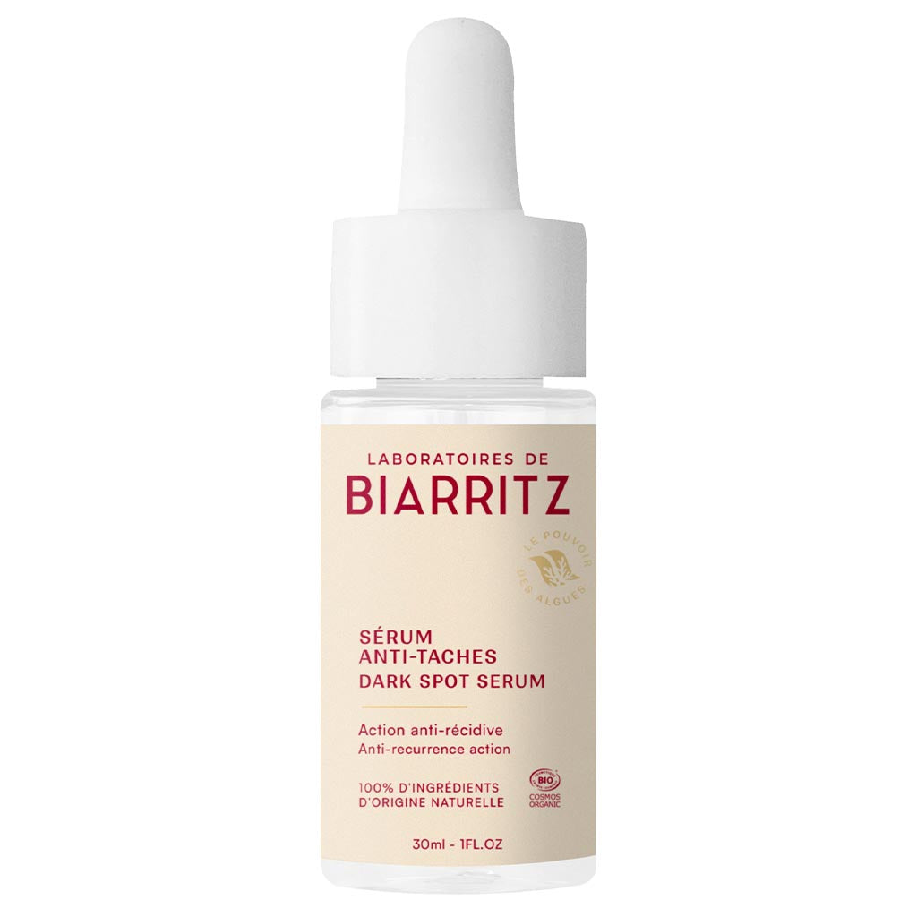 Laboratoires de Biarritz Anti Dark Spot Serum: valkoinen tiputinkorkillinen pullo mattapinnalla, sylinterimäinen muoto pyöristetyin hartioin; etiketissä musta-ruskea moderni groteskiteksti tuotenimelle sekä maininnat pigmenttimuutoksia estävästä ja uusiutumista ehkäisevästä vaikutuksesta ja 100 % luonnollisen alkuperän ainesosista; tausta on yksivärinen ilman rekvisiittaa tai ihmisiä.