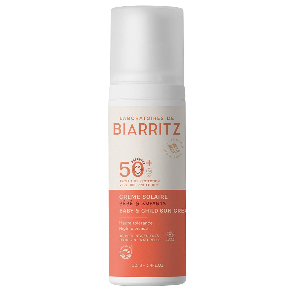 Laboratoires de Biarritz Baby & Child Sun Cream Aurinkovoide lapsille SPF50+; valkoinen pullo Laboratoires de Biarritz 50+ SPF Baby & Child Sun Cream -aurinkovoidetta, 100 ml, luomuraaka-aineita ja oranssia tekstiä ja logoa valkoisella taustalla; pullo sylinterin muotoinen mattapinnalla ja litteällä valkoisella korkilla; etiketissä oranssia groteskitekstiä; tuote pystyssä yhtenäisen valkoista taustaa vasten, ei esineitä tai ihmisiä kuvassa.