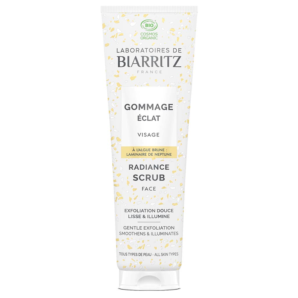 Laboratoires de Biarritz Cleansing Care Kasvokuorinta; valkoinen tuubi Radiance Scrub -kasvokuorinnalle kultaisin yksityiskohdin ja ranskan-englanninkielisin tekstein; suunniteltu hellävaraiseen kuorintaan luonnollisin ainesosin, sopii kaikille ihotyypeille; mattapintainen lieriön muotoinen tuubi, vaalea tausta, ei ihmisiä tai käsiä.