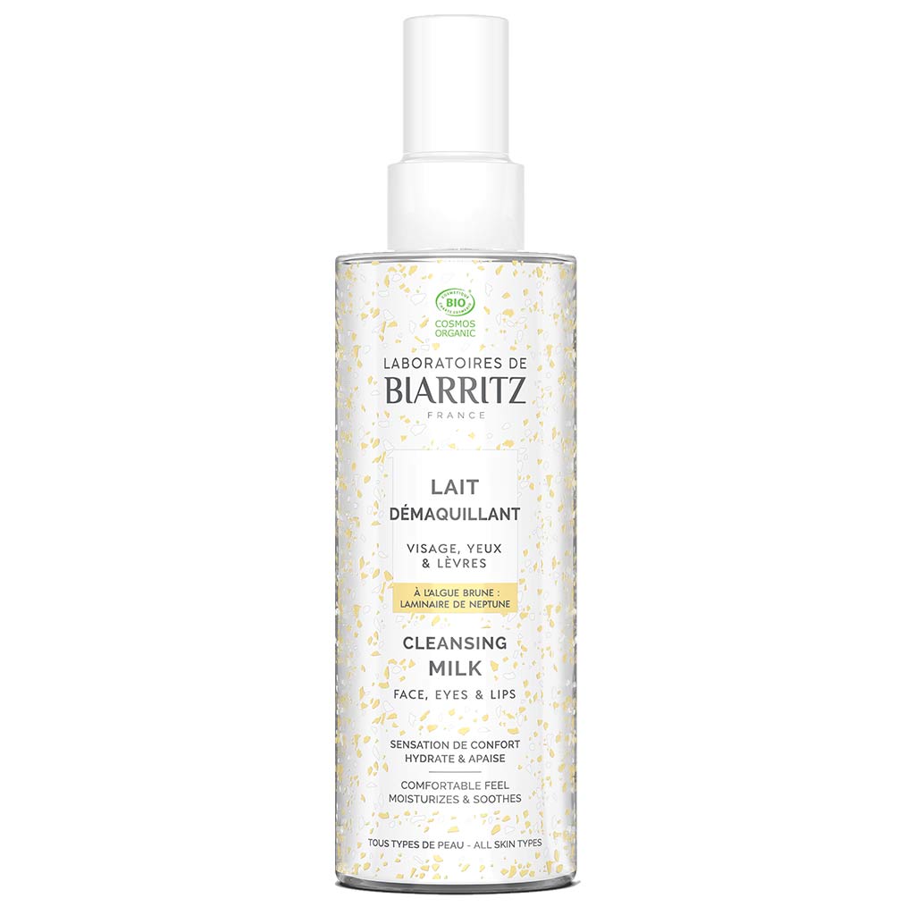 Laboratoires de Biarritz Cleansing Care Puhdistusmaito; valkoinen lieriön muotoinen pullo puhdistusmaidolle, mattapintainen, kultaiset yksityiskohdat kaulaosassa ja muovinen suihkeannostelija; etiketissä ranskan- ja englanninkielinen teksti kasvoille, silmille ja huulille sopivuudesta selkeällä groteskifontilla; vaalea tausta, ei ihmisiä tai tarvikkeita.