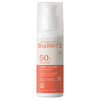 Laboratoires de Biarritz Face Sun Cream Aurinkovoide Kasvoille SPF50; pullo Laboratoires de Biarritz SPF 50 -kasvojen aurinkovoidetta, sylinterin muotoinen, mattavalkoinen pinta ja oranssi korostus etiketissä; etiketissä tietoa korkeasta suojasta ja mineraalipohjaisesta pigmenttiläikkien ehkäisystä groteskikirjasimella; pullo sisältää 50 ml (1,7 fl oz); ei ihmisiä tai käsiä; tasainen tausta studiovaloin.