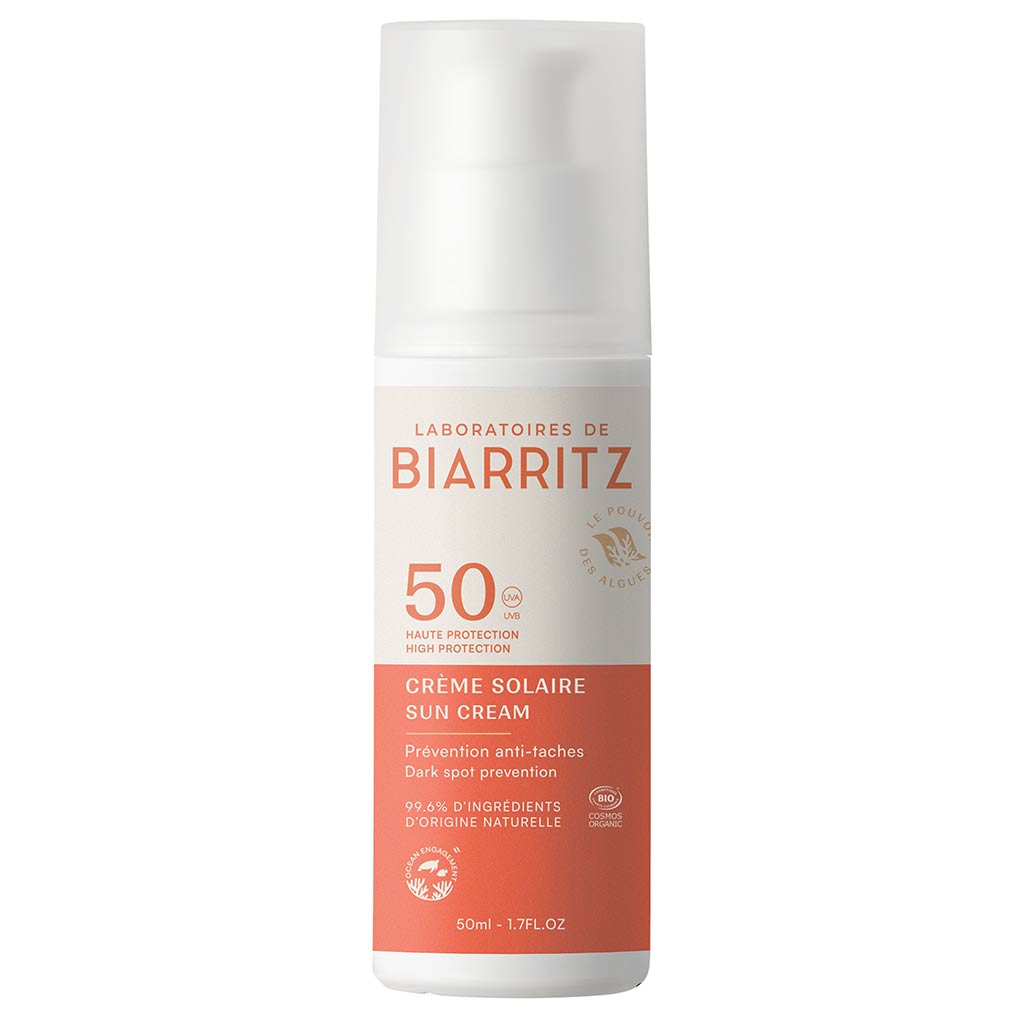 Laboratoires de Biarritz Face Sun Cream Aurinkovoide Kasvoille SPF50; pullo Laboratoires de Biarritz SPF 50 -kasvojen aurinkovoidetta, sylinterin muotoinen, mattavalkoinen pinta ja oranssi korostus etiketissä; etiketissä tietoa korkeasta suojasta ja mineraalipohjaisesta pigmenttiläikkien ehkäisystä groteskikirjasimella; pullo sisältää 50 ml (1,7 fl oz); ei ihmisiä tai käsiä; tasainen tausta studiovaloin.