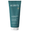 Laboratoires de Biarritz La Crème de Biarritz Body Cream; sinivihreä tuubi Laboratoires de Biarritz -vartalovoidetta seisoo pystyssä, etiketissä valkoista ja kultaista tekstiä tuotetiedoin ja logolla, sisältää 200 ml (6,7 fl oz); tuubi mattapintainen sylinterin muotoinen hieman kapeneva muoto litteällä läppäkorkilla; valkoinen ja kultainen typografia selkeä ja moderni; tausta tasainen ja tasaisesti valaistu, ei ihmisiä tai käsiä.