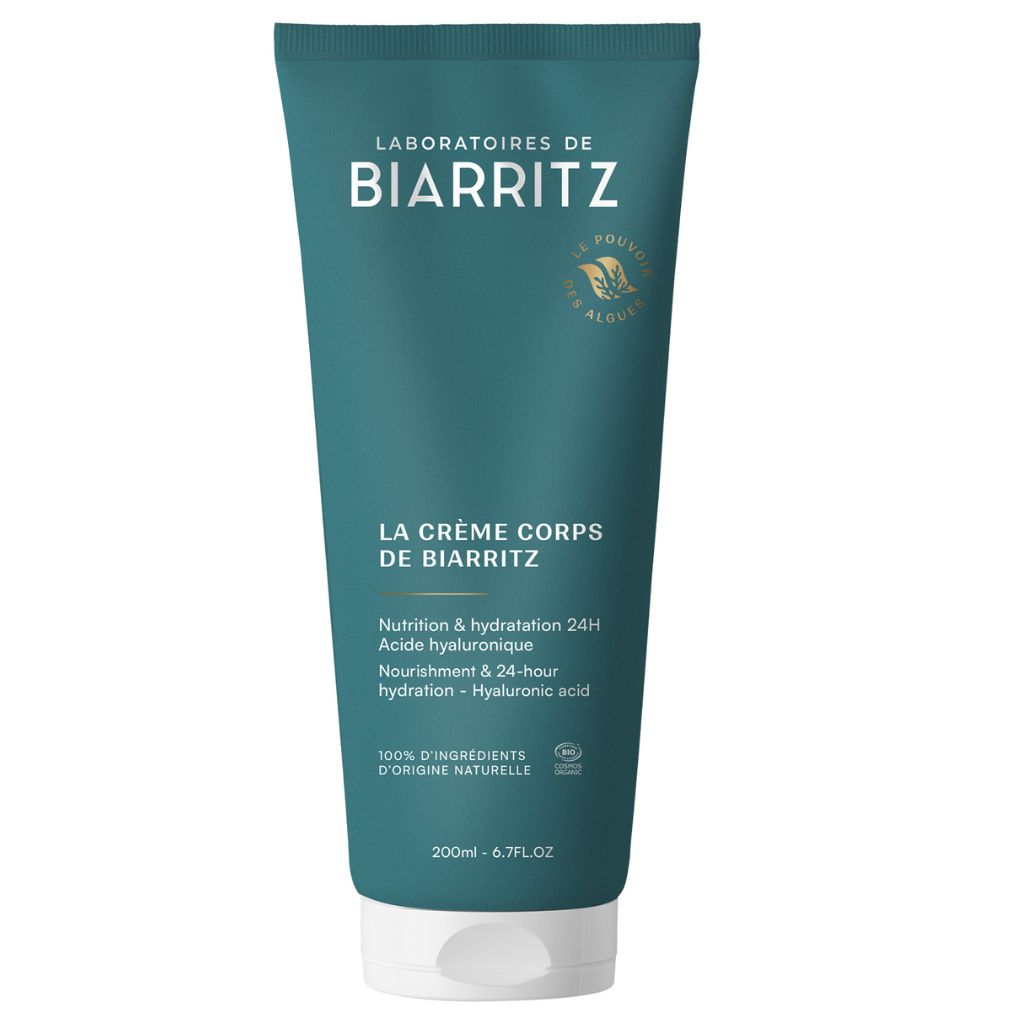 Laboratoires de Biarritz La Crème de Biarritz Body Cream; sinivihreä tuubi Laboratoires de Biarritz -vartalovoidetta seisoo pystyssä, etiketissä valkoista ja kultaista tekstiä tuotetiedoin ja logolla, sisältää 200 ml (6,7 fl oz); tuubi mattapintainen sylinterin muotoinen hieman kapeneva muoto litteällä läppäkorkilla; valkoinen ja kultainen typografia selkeä ja moderni; tausta tasainen ja tasaisesti valaistu, ei ihmisiä tai käsiä.