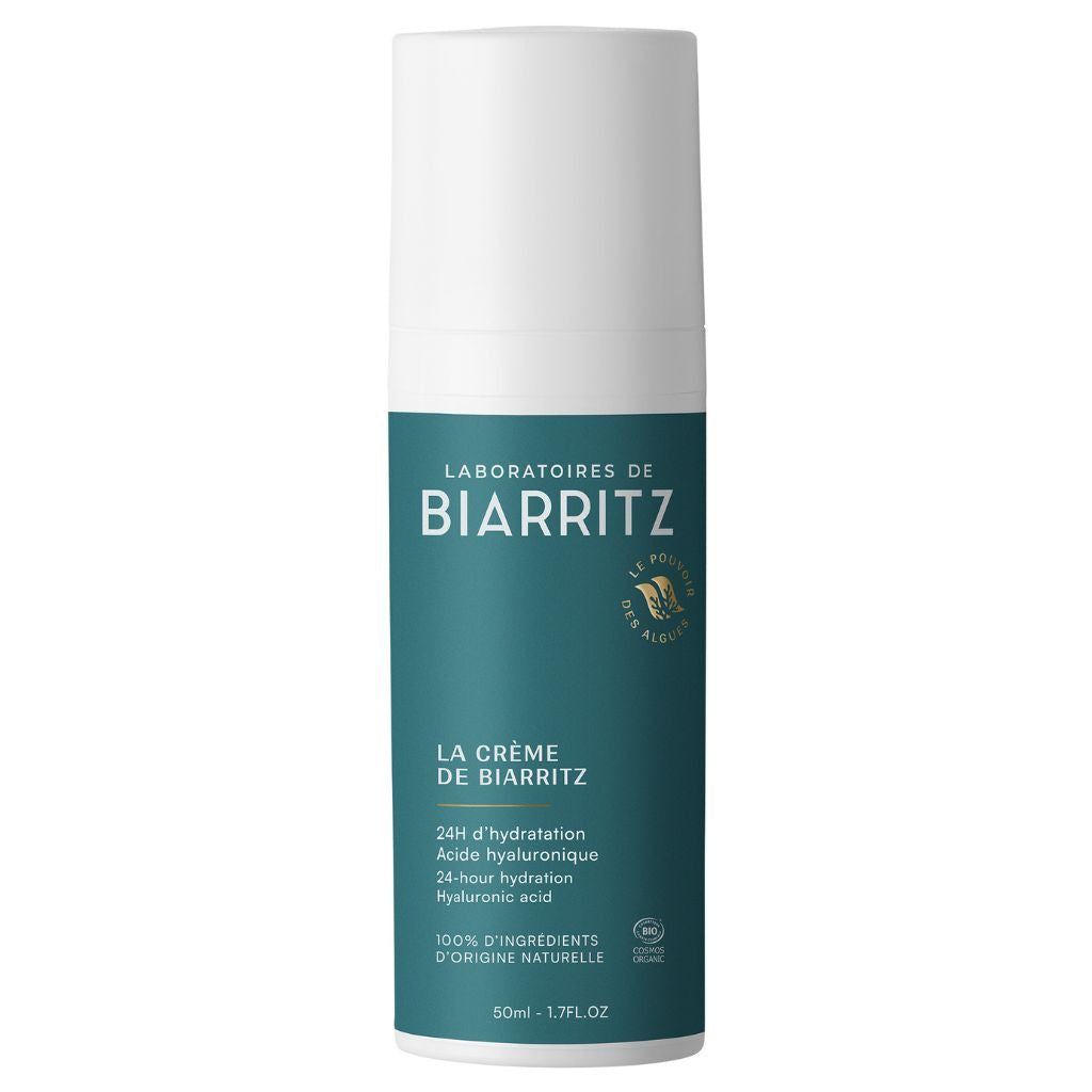 Laboratoires de Biarritz La Crème de Biarritz Face Cream: turkoosi-valkoinen 50 ml:n pullo, sylinterimäinen muoto, mattapinta ja läpinäkyvä korkki; etiketissä groteskitekstiä, tuote on 24 tunnin kosteusvoide, jossa hyaluronihappoa ja 100 % luonnollisen alkuperän ainesosia; tausta on valkoinen, ei ihmisiä tai käsiä kuvassa.
