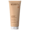 Laboratoires de Biarritz Oil-In Body Scrub Vartalokuorinta; beige tuubi Laboratoires de Biarritz Gommage en Huile (Scrub-in-Oil) -vartalokuorintaa mustalla tekstillä seisoo pystyssä; pinta matta ja tuubi pehmeää muovia pyöristetyllä korkilla; etiketissä ”200 ml (6,7 fl oz)” ja maininta kuorivista ja pehmentävistä ominaisuuksista; groteskikirjasin etupuolella; tasainen neutraali tausta, pelkkä tuotekuva, ei ihmisiä tai käsiä.