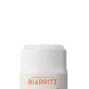 Laboratoires de Biarritz Stick Solaire Aurinkovoidepuikko Valkoinen SPF50+; valkoinen puikkoastia sileällä mattapinnalla ja sylinterin muotoinen, aseteltu pystyyn; tuote-etiketissä oranssia groteskitekstiä ”Laboratoires de Biarritz”; ei muita grafiikoita tai koristeellisia elementtejä etiketissä; tausta valkoinen tasaisessa valaistuksessa; ei ihmisiä tai käsiä kuvassa.