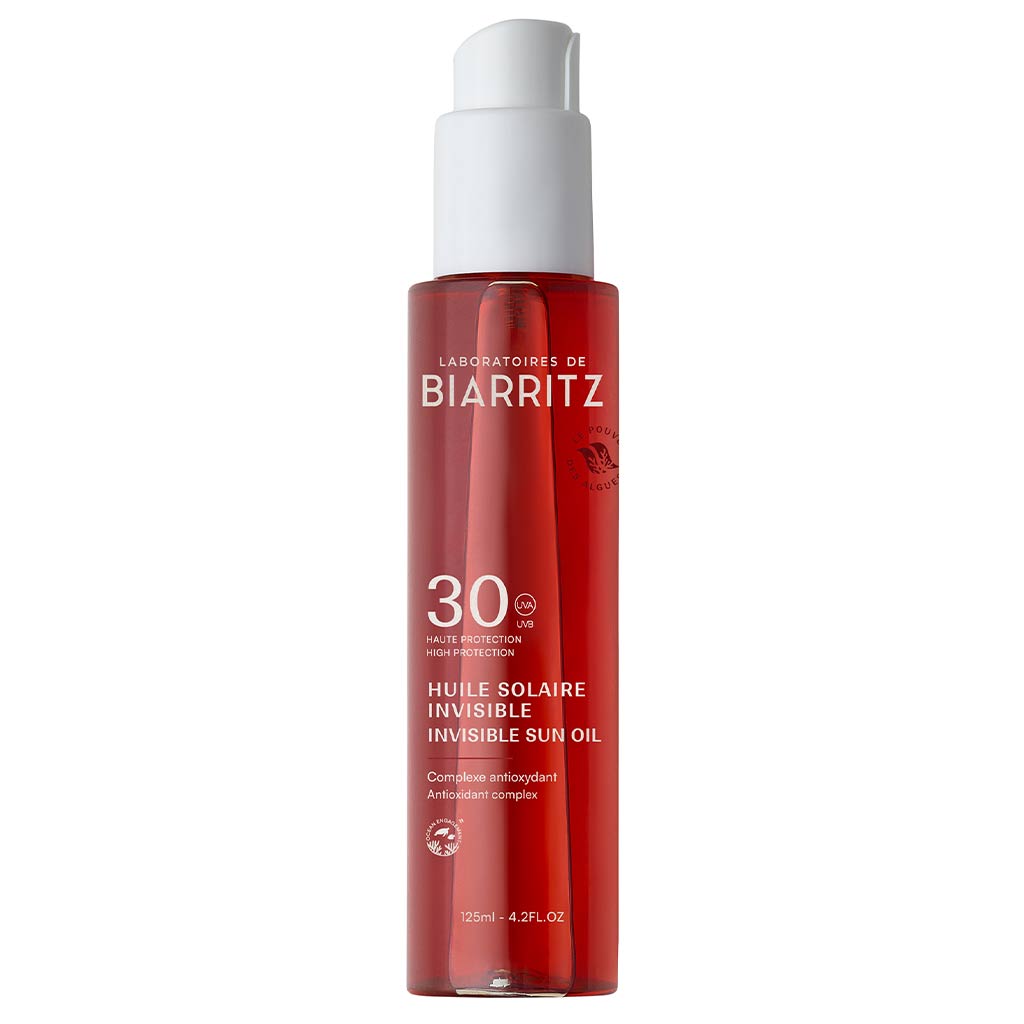 Laboratoires de Biarritz Suncare Invisible Oil SPF30; punainen pullo Laboratoires de Biarritz Invisible Sun Oil SPF 30 -aurinkoöljyä valkoisella muovipumpulla ja puolikiiltävällä pinnalla, sylinterin muotoinen selkeine etiketointeineen; sisältää 125 ml (4,2 fl oz) tuotetta; groteskiteksti näyttää tuotenimen, SPF-arvon, tilavuuden ja mainitsee laajakirjoisen UVB/UVA-suojan sekä antioksidanttikompleksin; studiokuva valkoisella taustalla.