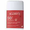 Laboratoires de Biarritz Suncare Invisible Sun Stick SPF50+; punainen ja valkoinen puikkopakkaus Laboratoires de Biarritz 50+ Invisible Sun Stick -aurinkovoidepuikkoa kasvoille, huulille ja herkille alueille, tarjoaa erittäin korkean aurinkosuojan mineraalisuodattimin; astia sylinterin muotoinen pyöristetyllä korkilla, mattapinta, pääosin punainen yläosa ja valkoinen alaosa; etikettiteksti groteskikirjasimella mustana ja oranssina; ei ihmisiä tai käsiä; tasainen tausta.