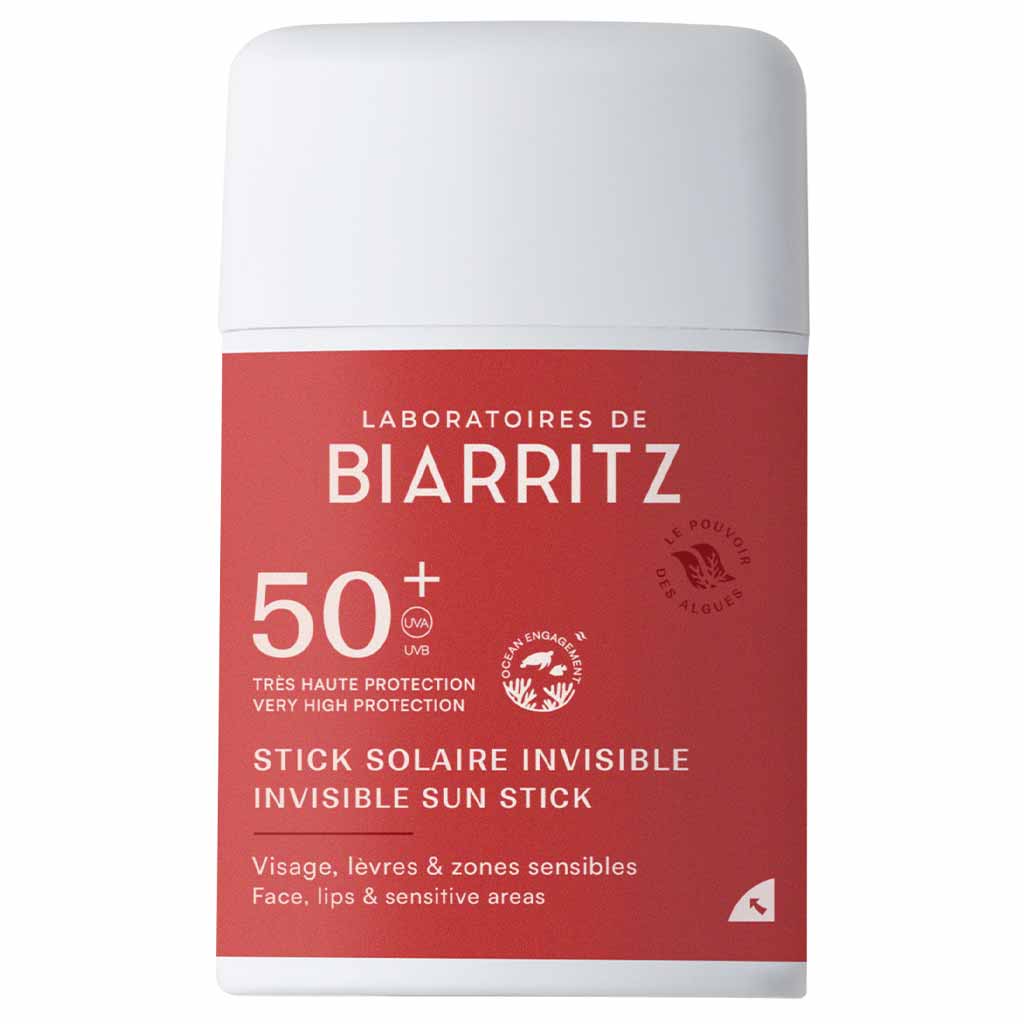 Laboratoires de Biarritz Suncare Invisible Sun Stick SPF50+; punainen ja valkoinen puikkopakkaus Laboratoires de Biarritz 50+ Invisible Sun Stick -aurinkovoidepuikkoa kasvoille, huulille ja herkille alueille, tarjoaa erittäin korkean aurinkosuojan mineraalisuodattimin; astia sylinterin muotoinen pyöristetyllä korkilla, mattapinta, pääosin punainen yläosa ja valkoinen alaosa; etikettiteksti groteskikirjasimella mustana ja oranssina; ei ihmisiä tai käsiä; tasainen tausta.