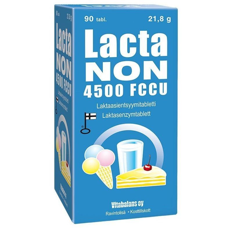 LactaNon 4500 FCCU; sininen Lacta Non 4500 FCCU -laktaasientsyymitablettipakkaus, kuvina kakkua, jäätelöä, lasillinen maitoa ja Suomen lippu; mattapintainen pahvipakkaus suomen- ja ruotsinkielisin tekstein etuosassa; tuotenimi lihavoidulla groteskityypografialla; ei ihmisiä tai käsiä; neutraali yksivärinen tausta, lähikuva tuotteesta.
