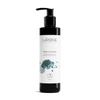 Musta muovinen pumppupullo kiiltäväpinnalla, jossa etiketti Laponie of Scandinavia Body Cleanser minimalistisella groteskikirjasimella; etiketissä abstrakteja turkoosin sävyisiä vesiväriaiheita; pullo lieriömäinen pyöristetyllä olkaosalla; ei ihmisiä tai käsiä näkyvissä; tuote seisoo tasaisella, yksinkertaisella valkoisella taustalla keskitetyssä kuvassa.