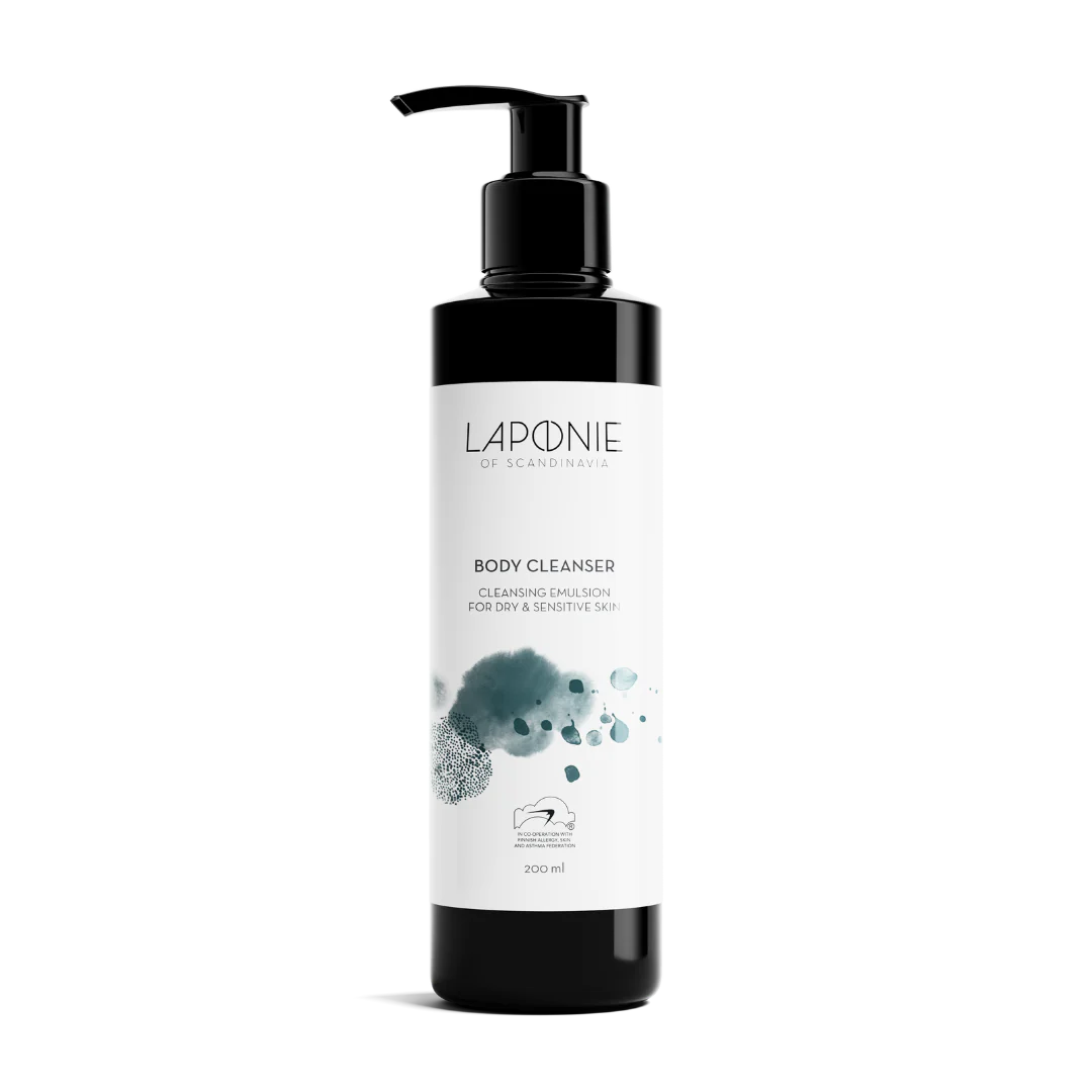 Musta muovinen pumppupullo kiiltäväpinnalla, jossa etiketti Laponie of Scandinavia Body Cleanser minimalistisella groteskikirjasimella; etiketissä abstrakteja turkoosin sävyisiä vesiväriaiheita; pullo lieriömäinen pyöristetyllä olkaosalla; ei ihmisiä tai käsiä näkyvissä; tuote seisoo tasaisella, yksinkertaisella valkoisella taustalla keskitetyssä kuvassa.