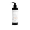 Musta pumppupullo, jossa lukee Laponie of Scandinavia Body Cream kuivalle ja herkälle iholle, minimalistinen valkoinen etiketti vaaleanbeigein abstraktein kuvioin; pullo mattapinnalla ja lieriömäinen; etiketissä groteskikirjasin; esiteltynä yhtenäisellä valkoisella taustalla; ei ihmisiä tai käsiä näkyvissä kuvassa.
