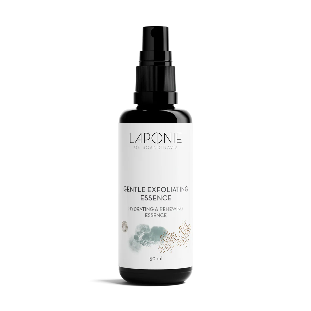 Laponie of Scandinavia Gentle Exfoliating Essence; musta pullo pumpulla tekstillä Laponie of Scandinavia Gentle Exfoliating Essence, Hydrating & Renewing Essence, 50 ml valkoisella taustalla; pullo sylinterin muotoinen ja matta, etiketissä yksinkertaista valkoista groteskitekstiä; tausta tasaisesti valaistu ja pelkistetty, ei rekvisiittaa tai ihmisiä.
