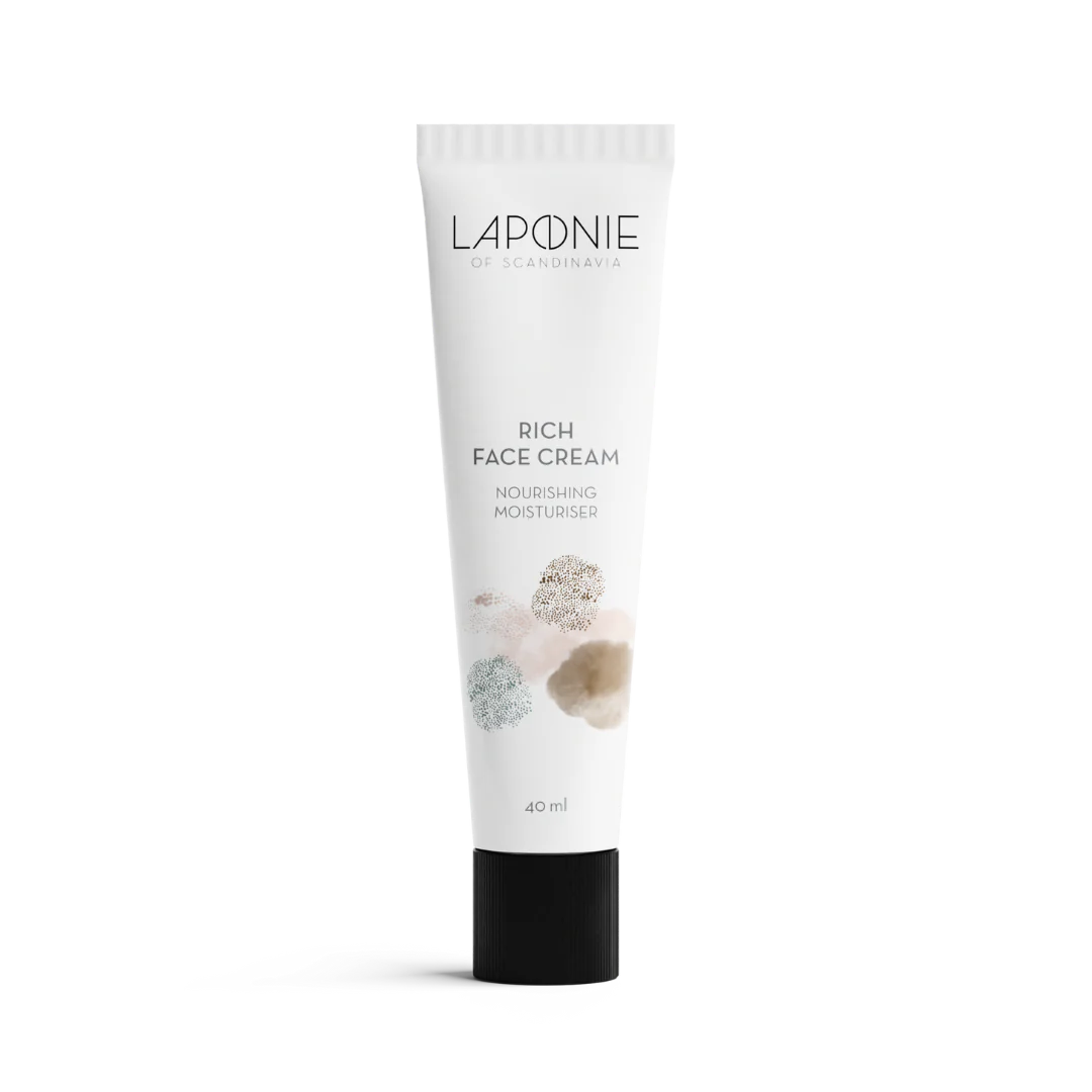 Valkoinen Laponie of Scandinavia Rich Face Cream -putkilo mustalla korkilla, minimalistisella suunnittelulla ja hienovaraisin pastellipistein etusivulla; pinta mattainen, putkilo tavanomaisen lieriömäinen muoto; yksinkertainen groteskikirjasin näyttää tuotenimen sekä tekstin kosteuttava voide, 40 ml; tausta yksinkertainen, ei ihmisiä tai käsiä kuvassa.