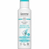 Valkoinen Lavera Basis Sensitiv Shampoo -pullo normaalille ja kuivalle hiukselle, sinisin yksityiskohdin ja tekstillä kosteudesta ja hoidosta, sisältää luomualoeveraa ja jojobaöljyä; pakkauksessa vegaani- ja luonnonkosmetiikkasertifikaattien logot, korostaen hellävaraista kosteutusta luonnollisilla raaka-aineilla; pullo pystyasennossa, muovia kiiltäväpinnalla, pyöristetyt reunat, kirkas korkki, groteskikirjasin etiketissä; tausta yksinkertainen, ei ihmisiä näkyvissä.