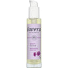 Lavera Beauty Vartaloöljy; pullo Lavera Beauty Body Oil -tuotetta bakukiolilla, skvalaanilla ja ravitsevilla ainesosilla; kirkas muovipullo lieriömäisenä kiiltäväpinnalla, päällä valkoinen pumppuannostelija; etusivun etiketti pääosin valkoinen violetein tehostein ja kukkakuvituksin, tekstissä tuotenimi; ei ihmisiä tai käsiä näkyvissä; tausta tasainen, kuva silmien tasolta.