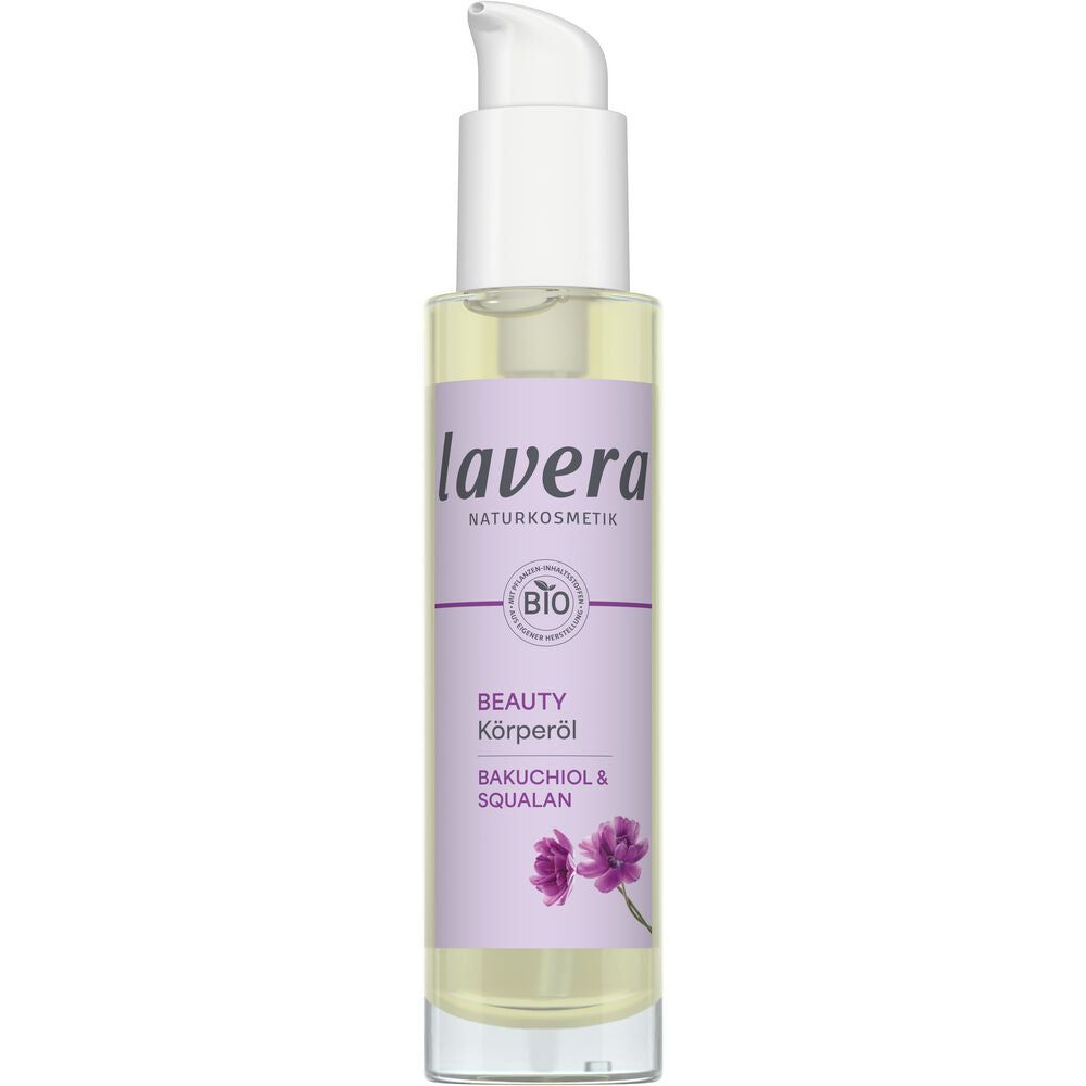 Lavera Beauty Vartaloöljy; pullo Lavera Beauty Body Oil -tuotetta bakukiolilla, skvalaanilla ja ravitsevilla ainesosilla; kirkas muovipullo lieriömäisenä kiiltäväpinnalla, päällä valkoinen pumppuannostelija; etusivun etiketti pääosin valkoinen violetein tehostein ja kukkakuvituksin, tekstissä tuotenimi; ei ihmisiä tai käsiä näkyvissä; tausta tasainen, kuva silmien tasolta.