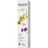 Lavera Beauty Vartaloöljy; valkoinen rasia Lavera Beauty Body Oil -tuotetta, kuvituksena violetteja kukkia, kultaisia öljypisaroita ja teksti korostaen bakukiolia, skvalaania sekä vegaanista sertifiointia sileän ja uudistuneen ihon puolesta; rasia suorakaiteen muotoinen mattapinnalla; kirjasintyyppi tikkukirjasin mustana ja violettina; ei ihmisiä tai käsiä; valkoinen tausta ilman rekvisiittaa tai kuvioita; kuva suoraan edestä.