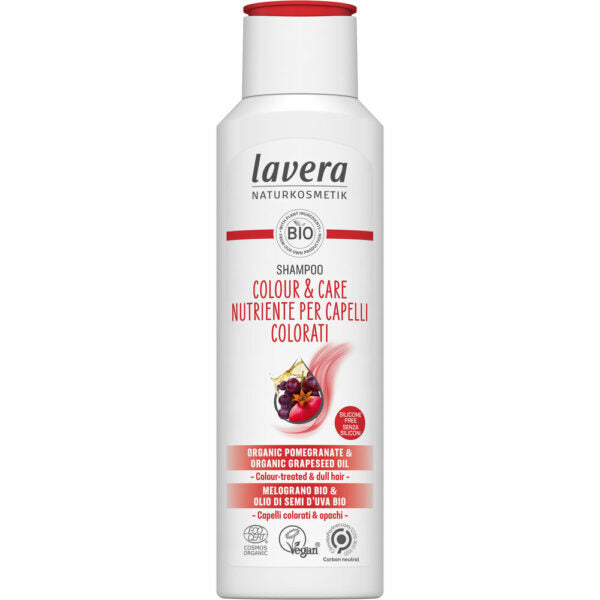 Valkoinen muovipullo Lavera Colour & Care Shampoo -tuotetta väriaineella käsitellylle hiukselle; lieriömäinen pullo pyöristetyllä olkaosalla ja yhteensopivalla korkilla, pinta mattamuovia; etikettiteksti englanniksi ja italiaksi; etusivulla eloisa granaattiomena- ja rypälekuvitus; typografia selkeää groteskia; tausta yksinkertainen, vain tuote kuvassa ilman ihmisiä tai käsiä; suoraan edestä kuvattu.