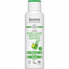 Valkoinen Lavera Freshness & Balance Shampoo -pullo vihreällä etiketillä, jossa minttulehti ja lime; pullossa ympäristöystävällisyys- ja vegaanisertifikaattimerkinnät; pinta mattamuovia, suorakaiteen muotoinen pyöristetyin reunoin, päällä yhteensopiva vihreä läppäkorkki; etikettitekstissä tuotenimi lihavoidulla groteskikirjasimella; kuva edestäpäin vaaleaa taustaa vasten, ei ihmisiä tai käsiä näkyvissä.