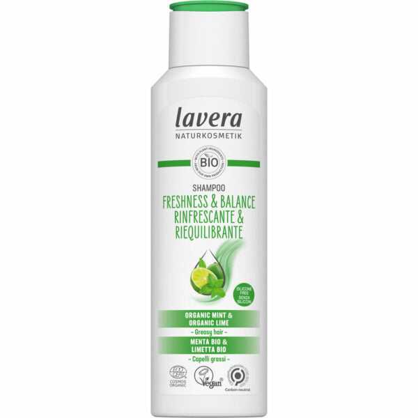 Valkoinen Lavera Freshness & Balance Shampoo -pullo vihreällä etiketillä, jossa minttulehti ja lime; pullossa ympäristöystävällisyys- ja vegaanisertifikaattimerkinnät; pinta mattamuovia, suorakaiteen muotoinen pyöristetyin reunoin, päällä yhteensopiva vihreä läppäkorkki; etikettitekstissä tuotenimi lihavoidulla groteskikirjasimella; kuva edestäpäin vaaleaa taustaa vasten, ei ihmisiä tai käsiä näkyvissä.