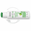 Valkoinen Lavera-shampoopullo vihreällä läppäkorkilla, nimellä Freshness & Balance, sisältää luomulimeä ja minttua, viereen aseteltuna raikkaita minttuisia shampoopyörteitä; pullo on muovia sileäpintaisena, pystysuora lieriömäinen muoto; etiketissä groteskikirjasin eri painoin; tuote kuvattu tasaisella taustalla ilman ihmisiä tai rekvisiittaa.