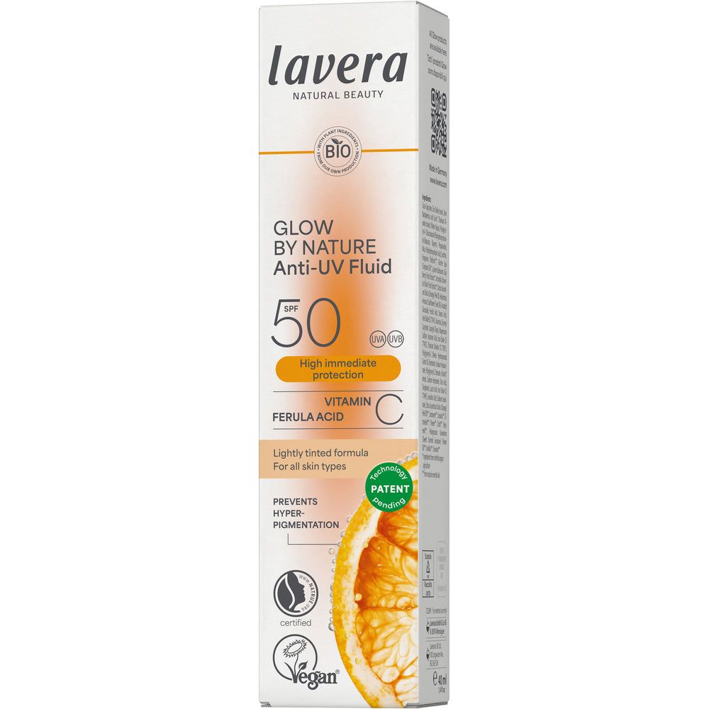 Lavera Glow By Nature Anti-UV Fluid SPF50; korkea suorakulmainen rasia Lavera Glow By Nature Anti-UV Fluid SPF 50 -aurinkosuojaa C-vitamiinilla, ferulahapolla ja laajakirjoisella auringonsuojauksella; pakkaus matta valkoinen oranssein värilohkoin, viipaloitu appelsiinikuva ja tuotetiedot englanniksi ja saksaksi; groteskikirjasin musta ja oranssi; ei ihmisiä tai käsiä, neutraali tausta.